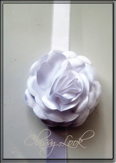 Гривна за Кумата- роза от сатен и перли в бяло