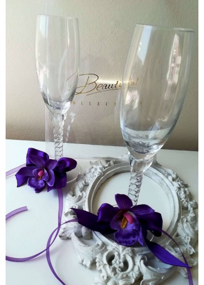 Комплект сватбени чаши за шампанско с украса тъмно лилави орхидеи серия Purple Passion