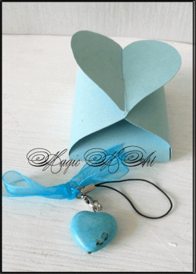 Кутийка за подаръче за сватба модел Heart kiss светло синьо